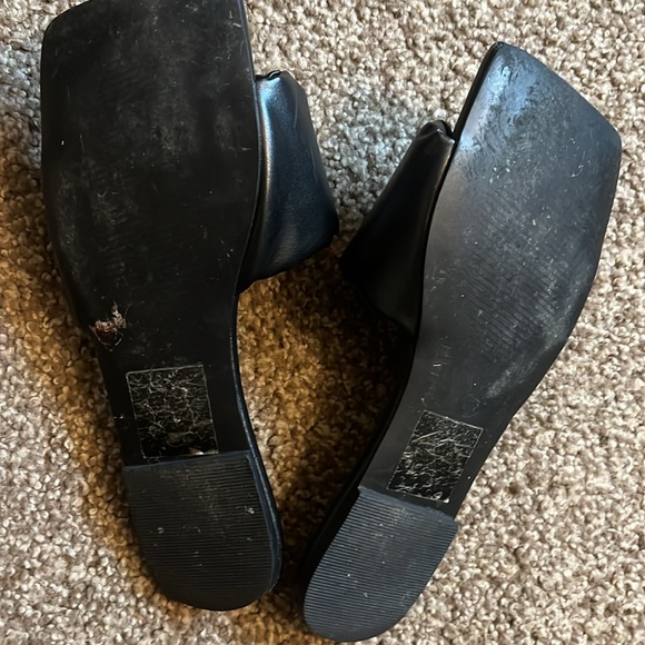 Black flat sandals - Picture 2 of 3